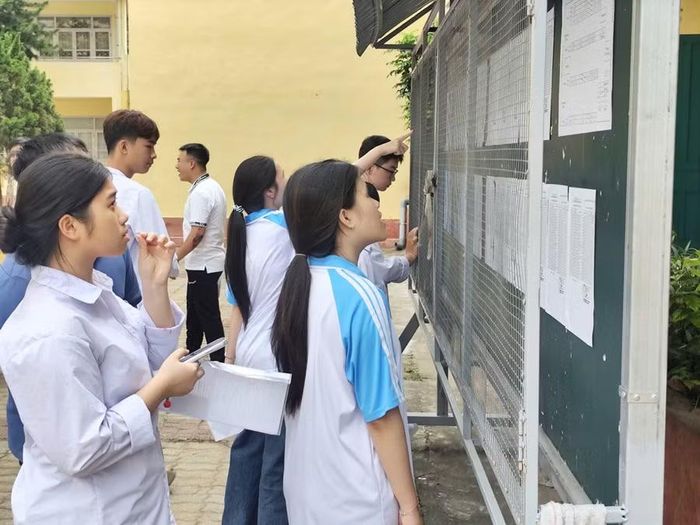 Thí sinh đến Điểm thi Trường Tiểu học, THCS &amp; THPT Quách Đình Bảo – Trường Cao đẳng Sư phạm Thái Bình (phường Trần Hưng Đạo, tỉnh Hưng Yên) làm thủ tục dự thi.
