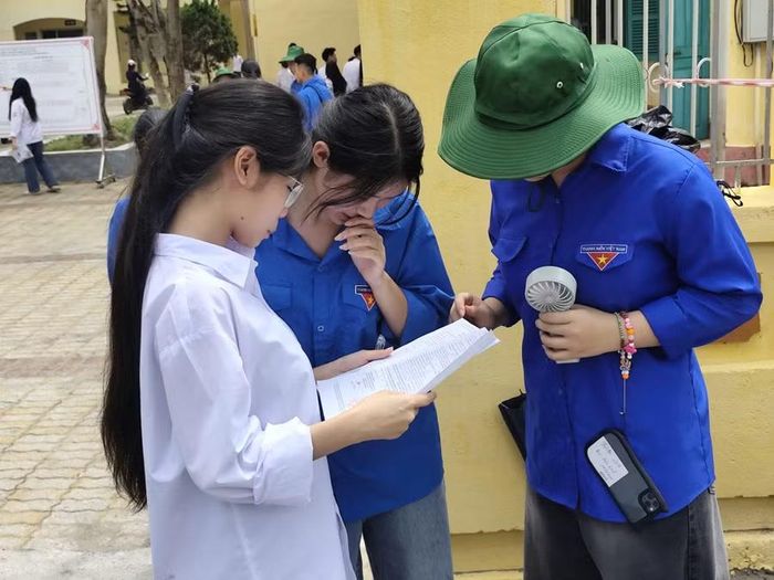Lực lượng đoàn thanh niên túc trực khu vực cổng điểm thi sẵn sàng hỗ trợ thí sinh.