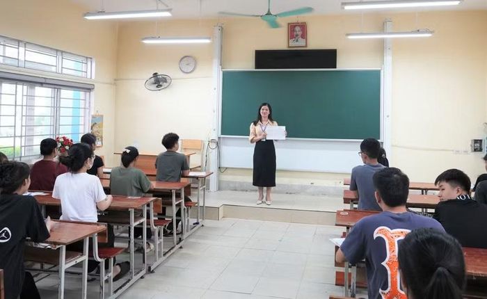 Giám thị phổ biến quy chế thi cho thí sinh. Ảnh: Hồ Lài