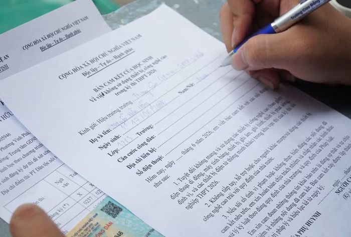Thí sinh Nghệ An ký cam kết không sử dụng thiết bị công nghệ cao trong Kỳ thi tốt nghiệp THPT để gian lận thi cử. Ảnh: Hồ Lài