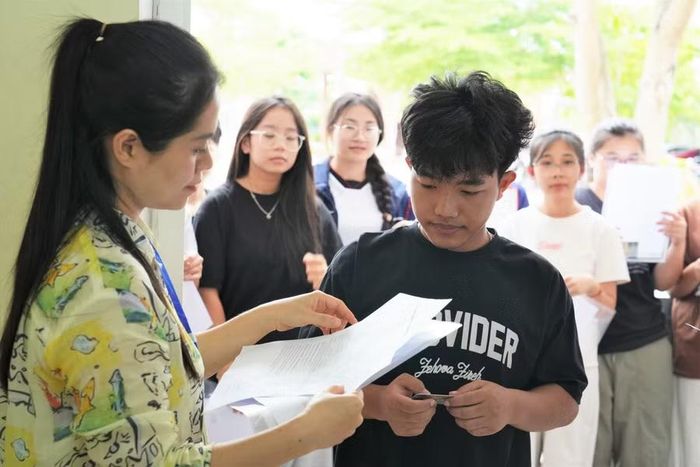 Thí sinh làm thủ tục dự thi tại Điểm thi Trường Phổ thông DTNT THPT số 2 Nghệ An. Ảnh: Hồ Lài
