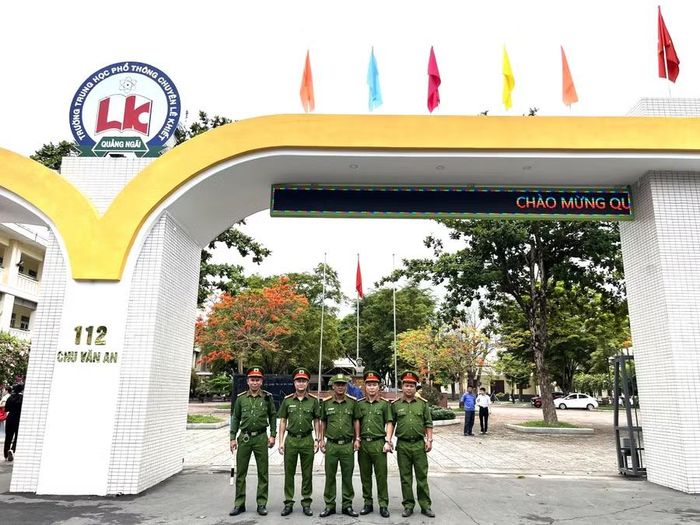 Lực lượng Công an phường Nghĩa Lộ, tỉnh Quảng Ngãi có mặt tại Điểm thi Trường THPT chuyên Lê Khiết đảm bảo công tác an ninh trật tự.