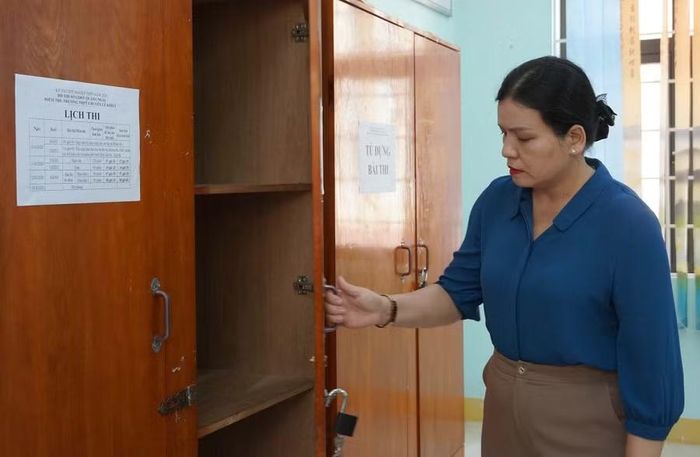 Bà Y Ngọc kiểm tra cơ sở vật chất nơi tổ chức Kỳ thi.