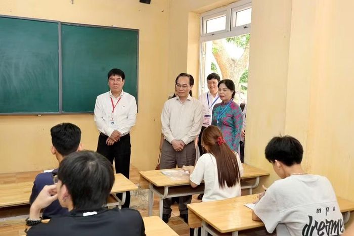 Bộ trưởng động viên thí sinh tại Điểm thi.