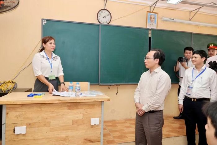 Bộ trưởng Hoàng Minh Sơn trao đổi với cán bộ coi thi tại Điểm thi Trường THPT Nguyễn Du - Thanh Oai (Hà Nội).