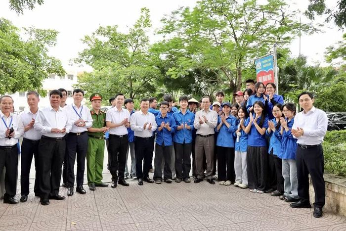 Bộ trưởng Hoàng Minh Sơn và đoàn công tác của Bộ GD&amp;ĐT, Sở GD&amp;ĐT Hà Nội chụp ảnh lưu niệm với lực lượng tình nguyện tại Điểm thi Trường THPT Nguyễn Du - Thanh Oai chiều 10/6.