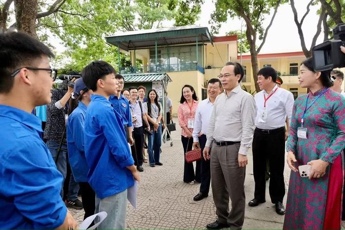 Bộ trưởng hỏi thăm, động viên lực lượng thanh niên tình nguyện tại Điểm thi.
