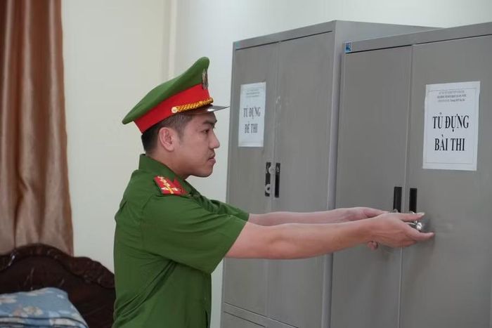 Lực lượng an ninh kiểm tra tủ đựng đề, bài thi tốt nghiệp THPT năm 2026 tại điểm thi Trường THPT Ba Chẽ.