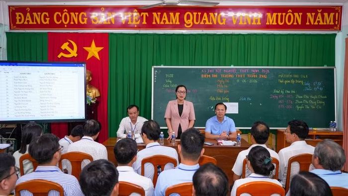 Thứ trưởng Nguyễn Thị Quyên Thanh làm việc với cán bộ, giáo viên tham gia kỳ thi.