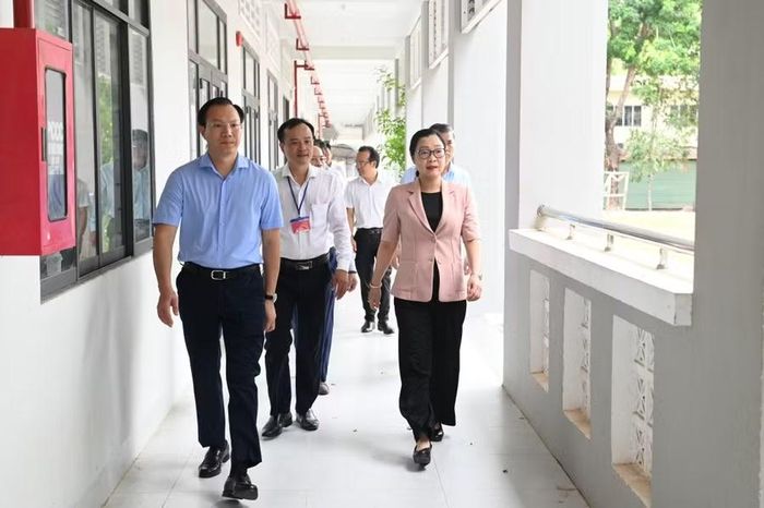 Thứ trưởng Nguyễn Thị Quyên Thanh kiểm tra tại Điểm thi Trường THPT Trần Phú trong ngày làm thủ tục dự thi