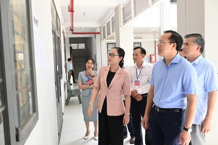 Đoàn kiểm tra công tác niêm yết danh sách thí sinh, số phòng thi.