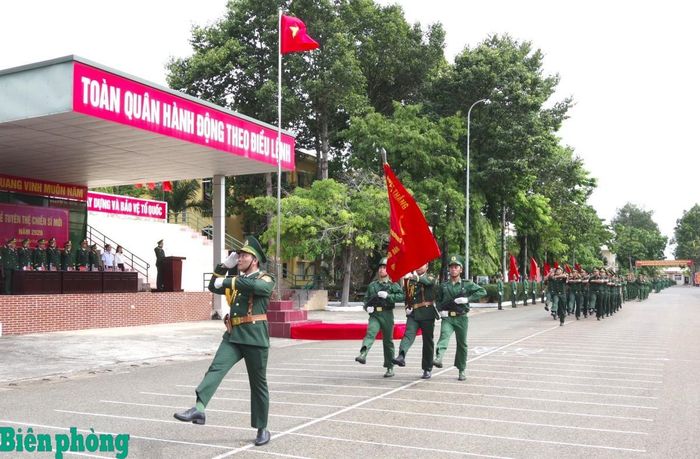 Duyệt đội ngũ. Ảnh: Lê Khoa