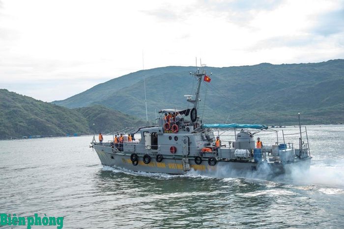 Tàu tuần tra của Hải đoàn Biên phòng 48 thực hiện tình huống báo động sẵn sàng chiến đấu, phục vụ công tác kiểm tra của đoàn kiểm tra số 2. Ảnh: Lê Văn Chương
