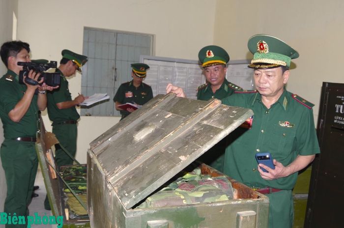 Thiếu tướng Nguyễn Văn Thiện, Phó Tư lệnh Bộ đội Biên phòng, Trưởng đoàn kiểm tra số 3 (ngoài cùng, bên phải) kiểm tra công tác bảo quản vũ khí, trang bị tại Đồn Biên phòng Thông Bình, Bộ đội Biên phòng tỉnh Đồng Tháp. Ảnh: Lê Khoa