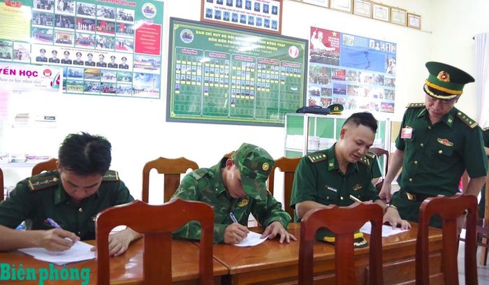 Đoàn kiểm tra số 3 kiểm tra nhận thức chính trị của cán bộ, chiến sĩ Đồn Biên phòng cửa khẩu quốc tế Thường Phước, Bộ đội Biên phòng tỉnh Đồng Tháp. Ảnh: Lê Khoa