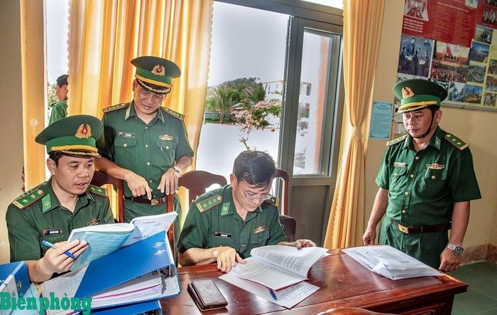 Các thành viên đoàn kiểm tra số 2 tiến hành kiểm tra hệ thống hồ sơ, sổ sách, văn kiện tác chiến và sổ trực ban nội vụ tại Đồn Biên phòng An Hải, Bộ đội Biên phòng tỉnh Đắk Lắk. Ảnh: Lê Văn Chương