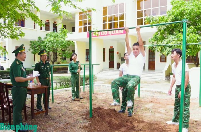 Đoàn kiểm tra số 3 kiểm tra thể lực của cán bộ, chiến sĩ tại Hải đoàn Biên phòng 18. Ảnh: Lê Khoa