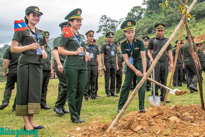 Đoàn đại biểu sĩ quan trẻ Bộ đội Biên phòng Việt Nam và Lào tổ chức trồng cây xanh tại Đại đội Biên phòng 253, Bộ Chỉ huy Quân sự tỉnh Bô Ly Khăm Xay, Lào.