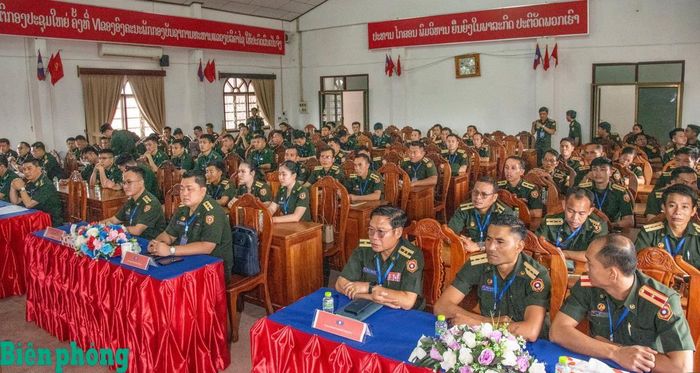 Đại biểu hai bên tham dự tọa đàm “Sĩ quan trẻ Bộ đội Biên phòng Việt Nam và Lào tăng cường phối hợp, chung tay xây dựng biên giới hòa bình, hữu nghị, hợp tác và phát triển”.