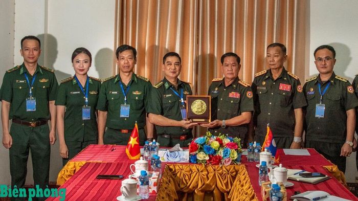 Đại diện đoàn đại biểu sĩ quan trẻ Bộ đội Biên phòng Việt Nam chào xã giao Đại tá Chăn-ny Si-sục, Chính ủy Bộ Chỉ huy Quân sự tỉnh Bô Ly Khăm Xay, Lào.