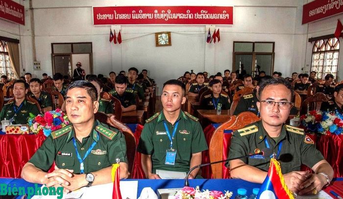 Đại tá Nguyễn Quốc Hiếu (ngoài cùng, bên trái) và Thượng tá Khăm-phu-vích Đa-la-phệt (ngoài cùng, bên phải) đồng chủ trì tọa đàm sĩ quan trẻ Bộ đội Biên phòng hai nước.