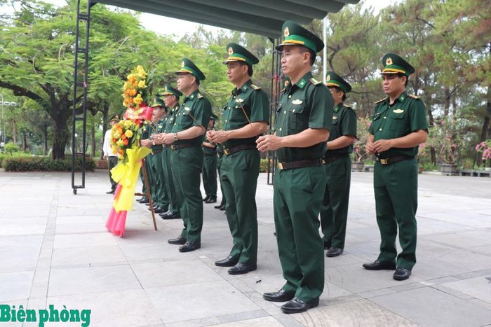 Đoàn công tác dâng hương, dâng hoa tưởng niệm các anh hùng, liệt sĩ tại Nghĩa trang liệt sĩ Quốc gia Trường Sơn. Ảnh: Viết Lam