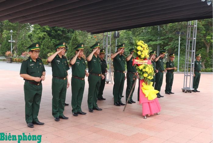 Đoàn công tác mặc niệm tưởng nhớ các anh hùng, liệt sĩ tại Khu di tích quốc gia đặc biệt Thành cổ Quảng Trị. Ảnh: Viết Lam