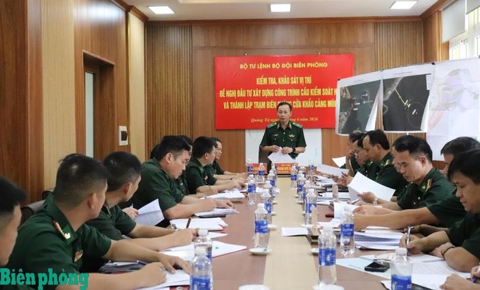 Thiếu tướng Hoàng Hữu Chiến chủ trì công tác kiểm tra, khảo sát. Ảnh: Viết Lam