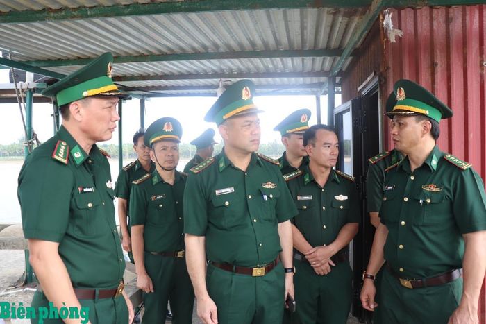 Đoàn công tác kiểm tra thực địa tại vị trí xây dựng cầu kiểm soát tại Trạm Kiểm soát Biên phòng Nhật Lệ. Ảnh: Viết Lam