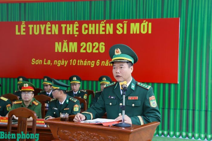 Thượng tá Đào Văn Cư báo cáo kết quả huấn luyện chiến sĩ mới. Ảnh: Ngọc Lâm