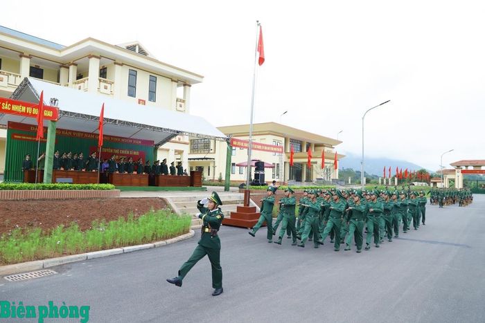 Chiến sĩ mới duyệt đội ngũ tại buổi lễ. Ảnh: Ngọc Lâm