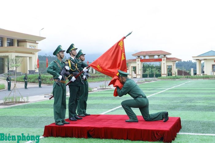 Chiến sĩ mới thực hiện nghi thức tuyên thệ. Ảnh: Ngọc Lâm