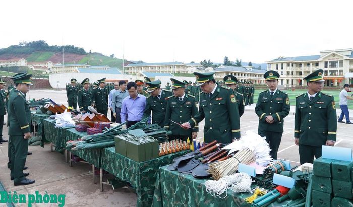 Các đại biểu tham quan khu trưng bày mô hình học cụ huấn luyện. Ảnh: Ngọc Lâm