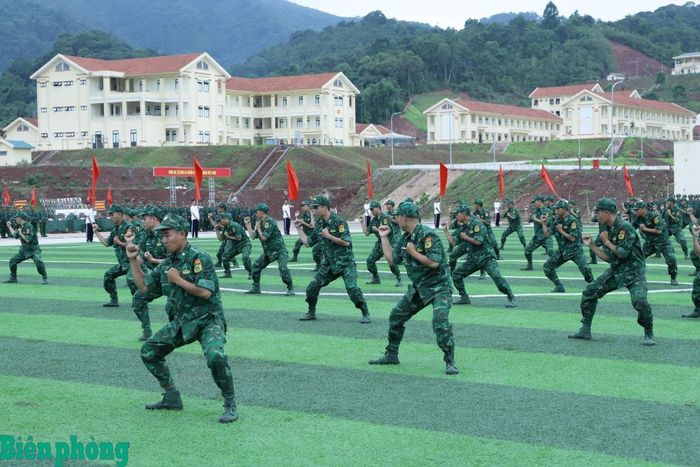 Chiến sĩ mới đồng diễn võ thể dục. Ảnh: Ngọc Lâm