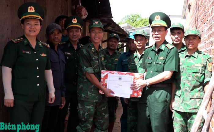 Đại tá Hồ Mạnh Hải tặng quà cán bộ, chiến sỹ hỗ trợ xây nhà cho gia đình bà Tà Nôi Thị Pếch, thôn Tà Nôi, xã Anh Dũng. Ảnh: Nghĩa Phong