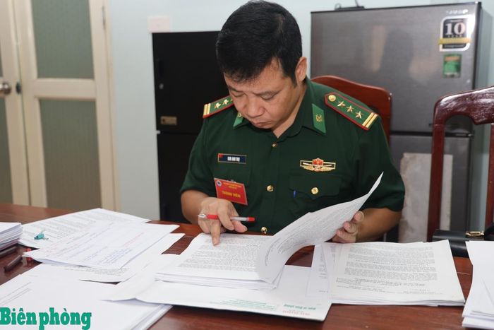 Đoàn kiểm tra Cục Chính trị Bộ đội Biên phòng kiểm tra hệ thống văn bản, sổ sách và kết quả thực hiện các mặt công tác tại Báo Biên phòng. Ảnh: Xuân Khoa