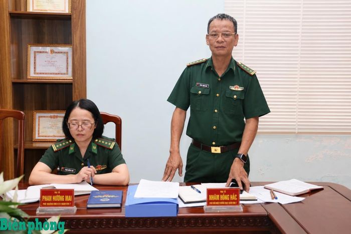 Đại tá Nhâm Hồng Hắc, Tổng Biên tập Báo Biên phòng báo cáo kết quả thực hiện nhiệm vụ 6 tháng đầu năm 2026 với Đoàn kiểm tra. Ảnh: Xuân Khoa