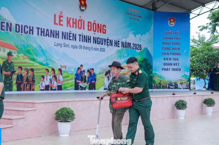 Đồng chí đề nghị tổ chức đoàn cần tiếp tục đổi mới hình thức hoạt động tình nguyện, phát huy vai trò tiên phong của thanh niên trong chuyển đổi số, đem tri thức, công nghệ về cơ sở, đồng thời vun đắp bền chặt tình đoàn kết quân - dân nơi phên dậu Tổ quốc.
