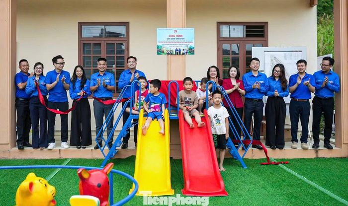 Đại diện các đơn vị khánh thành công trình sân chơi thiếu nhi tại phường Đông Kinh.
