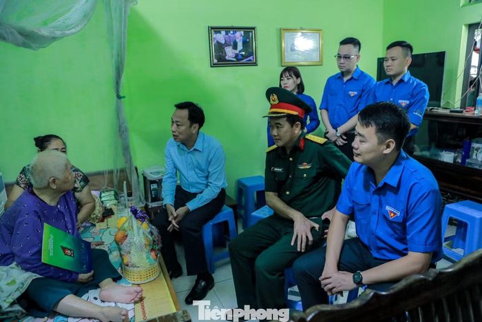 Lãnh đạo Đảng, Đoàn Thanh niên Chính phủ và các đơn vị thuộc tỉnh Lạng Sơn thăm, tặng quà Mẹ Việt Nam Anh hùng Nguyễn Thị Kim.