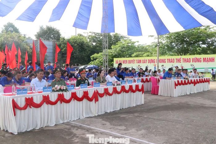 Đại biểu cùng đoàn viên, thanh niên tham dự buổi lễ.