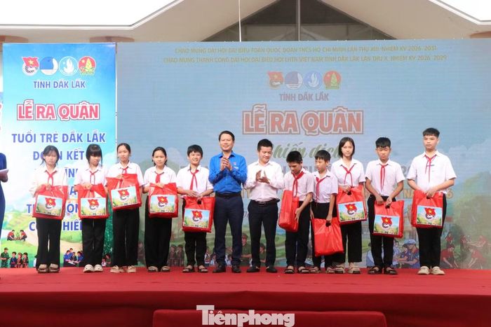 Học sinh vượt khó học giỏi nhận học bổng.