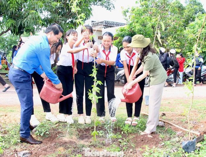 Các đại biểu trồng cây xanh tại lễ ra quân.