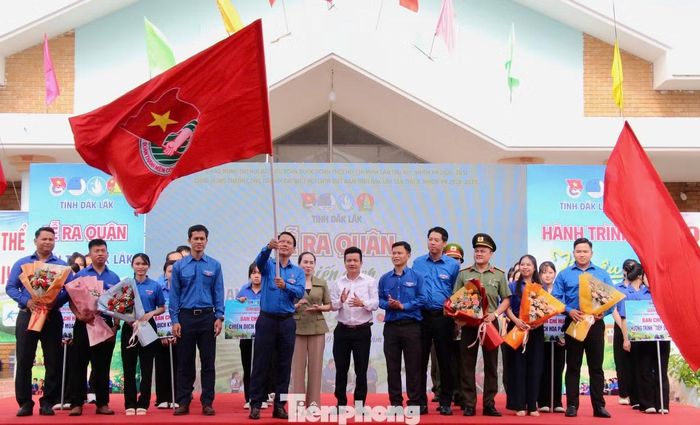 Bí thư Tỉnh Đoàn Lương Minh Tùng phất cờ lệnh ra quân Chiến dịch Thanh niên tình nguyện hè năm 2026.
