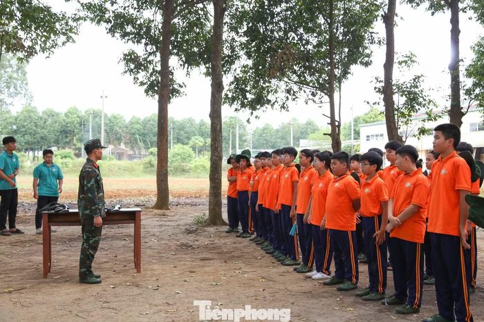 Vừa hoàn thành kỳ thi tuyển sinh lớp 10, em Đặng Thành Tiến (SN 2011, học sinh Trường TH&THCS FPT Đà Nẵng) mạnh dạn xin bố mẹ tham gia Học kỳ trong quân đội. Biết đến chương trình qua báo đài, mạng xã hội, Tiến rất mong muốn được một lần trải nghiệm môi trường quân ngũ.