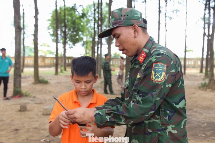 “Đây đã là năm thứ 3 đơn vị phối hợp với Thành Đoàn Đà Nẵng để triển khai chương trình ý nghĩa này. Các cháu còn nhỏ tuổi, lần đầu trải nghiệm môi trường quân đội nên không tránh khỏi bỡ ngỡ. Bởi vậy, chúng tôi chủ động lựa chọn đơn vị có điều kiện tốt, nhiều không gian trải nghiệm thực tế để các cháu có một mùa hè ý nghĩa”, Thượng tá Ba cho biết.
