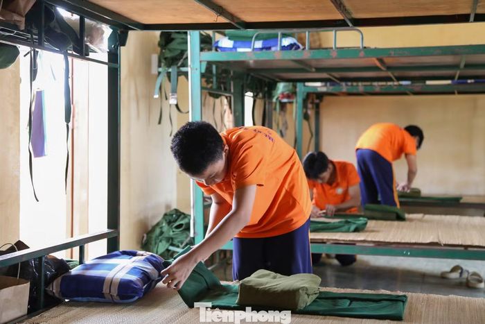 Sáng sớm, Trung tâm Giáo dục Quốc phòng và An ninh - Trường Quân sự Quân khu 5 (TP. Đà Nẵng) đã rộn ràng tiếng bước chân và khẩu lệnh. Khi tiếng kẻng báo thức vang lên, 172 chiến sĩ “nhí” nhanh chóng bật dậy, xếp nội vụ để chuẩn bị bắt đầu ngày mới với những bài nhảy dân vũ sôi động. Ảnh: Giang Thanh