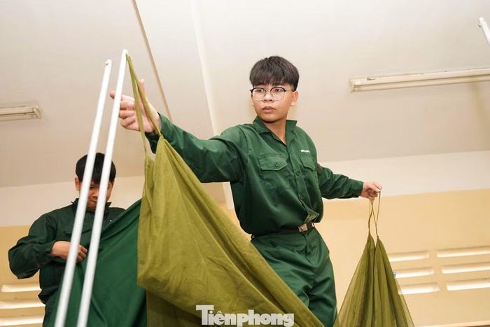 "Khóa học tích hợp nhiều chuyên đề giáo dục kỹ năng sống, kỹ năng mềm, các hoạt động trải nghiệm, tham quan học tập thực tế tại các địa chỉ đỏ trên địa bàn. Sau khóa học, chúng tôi mong muốn học sinh có những chuyển biến tích cực trong nhận thức và hành động, hình thành thói quen tốt để trở thành con ngoan trò giỏi, công dân có ích cho xã hội”, anh Thành nói