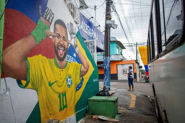 Hình ảnh Neymar xuất hiện khắp mọi nơi ở xứ Samba. Chưa bao giờ người dân Brazil kỳ vọng vào Neymar nhiều như hiện tại. World Cup 2026 gần như là lần cuối cùng cựu sao PSG chinh chiến ở ngày hội bóng đá lớn nhất hành tinh