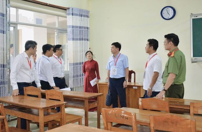 Đoàn công tác của Bộ GD&ĐT kiểm tra điểm thi Trường THPT Trần Đại Nghĩa, TP Cần Thơ. Ảnh: MOET